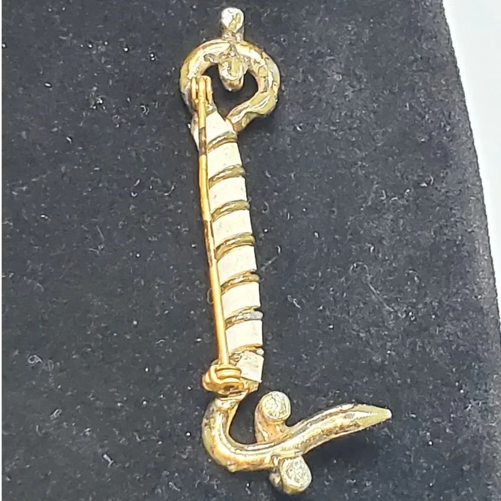 Gold Tone Hook Lock White Twist 2.5
